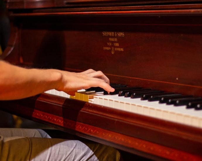 Robyn Adele Anderson - Sherman's Park, Caroga Lake, NY - 8/23/22 (Photo by Kylie Spinelli - IG: @growingobserver)