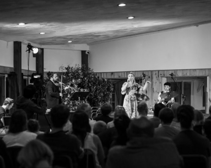 Robyn Adele Anderson - Sherman's Park, Caroga Lake, NY - 8/23/22 (Photo by Kylie Spinelli - IG: @growingobserver)