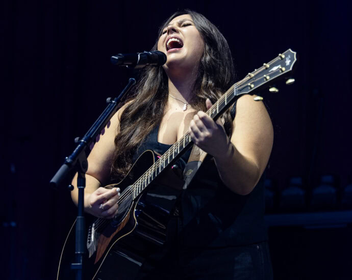 Gigi Perez - 6/21/25 at SPAC, Saratoga Springs, NY (Photos by Mark Kurtzner for 518scene.com)