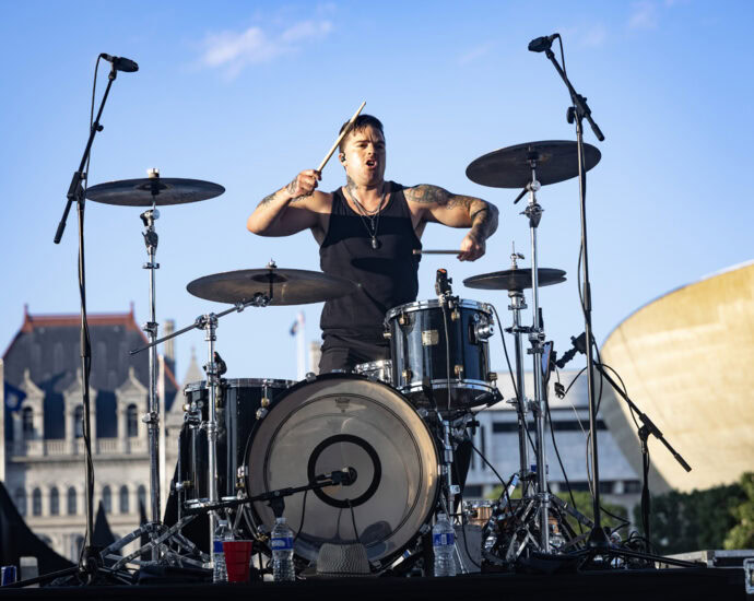 Lit - 7/23/25 at Empire State Plaza, Albany, NY (Photos by Mark Kurtzner for 518scene.com)